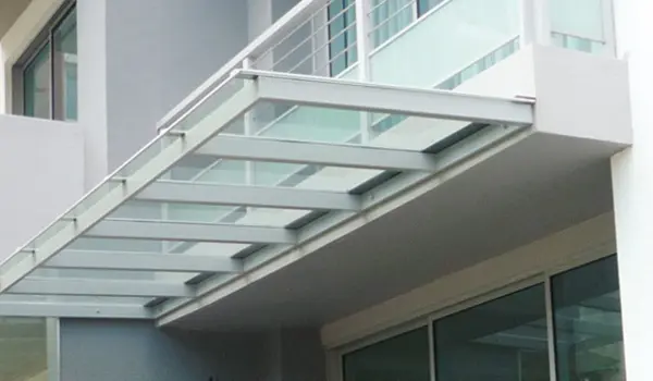 Vật Liệu Làm Mái Che Phổ Biến Hiện Nay – Nên Chọn Loại Nào Tốt Nhất? kính cường lực mái che