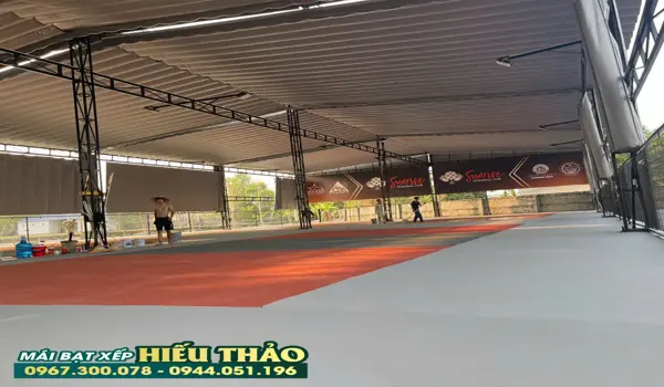 thi công bạt xếp sân pick